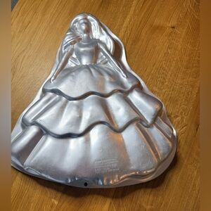 Barbie cake pan EUC